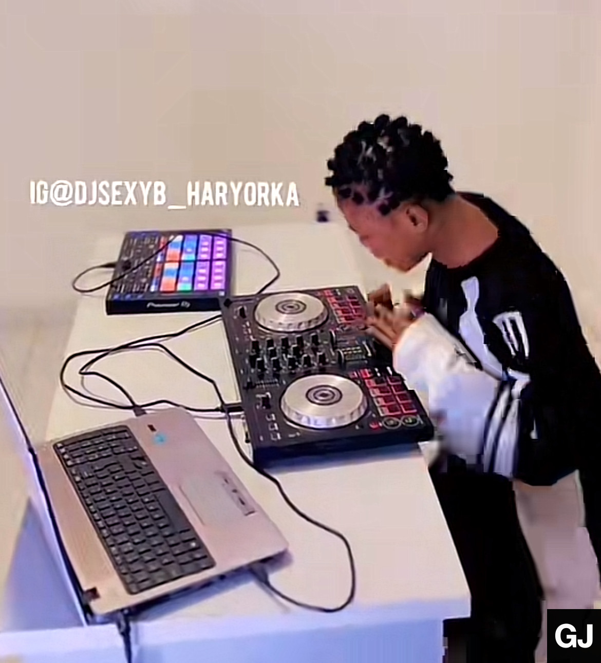 Female DJSexyB – Emi Ni Data
